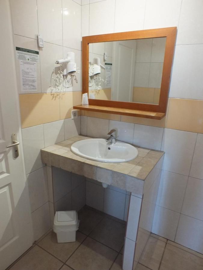 Logis Hotel Restaurant Le Clos Saint Loup Bram Esterno foto