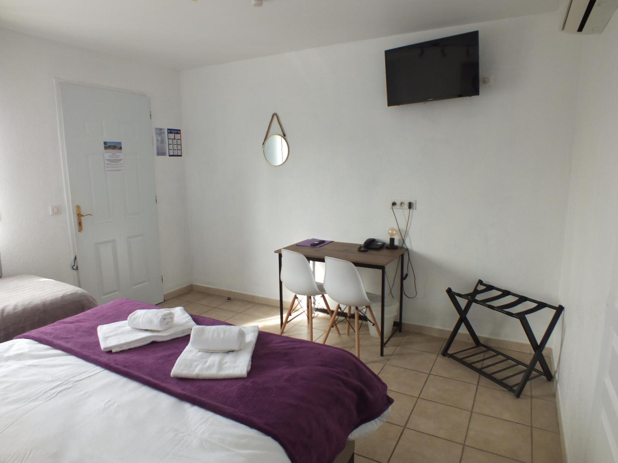Logis Hotel Restaurant Le Clos Saint Loup Bram Esterno foto