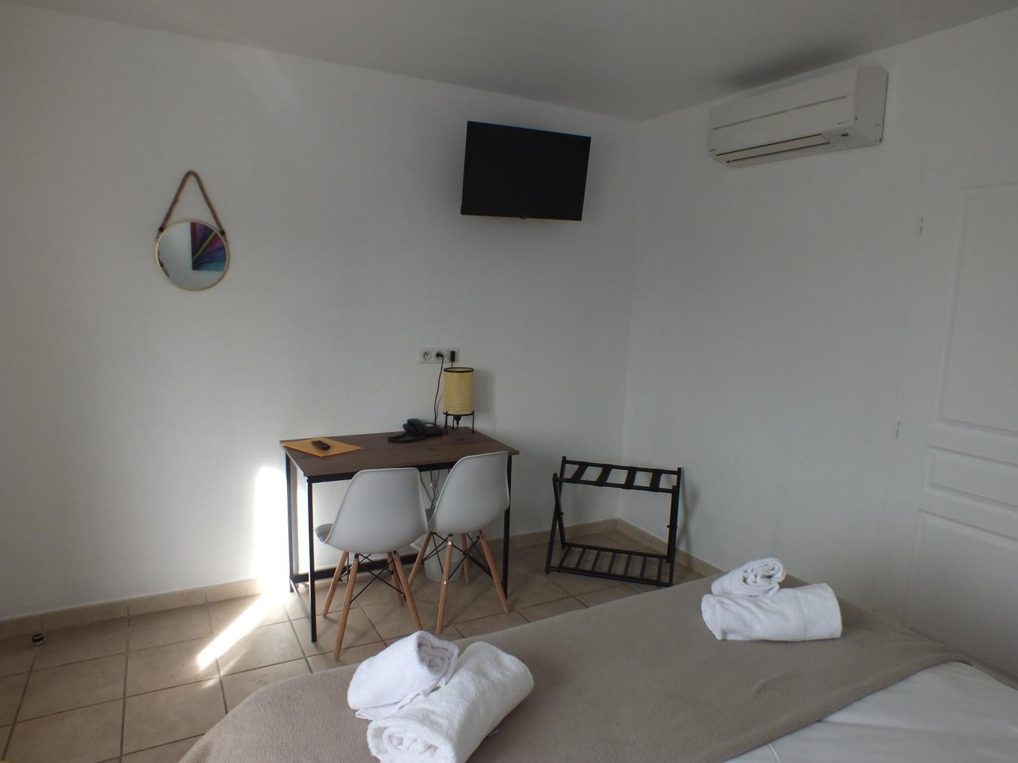 Logis Hotel Restaurant Le Clos Saint Loup Bram Esterno foto
