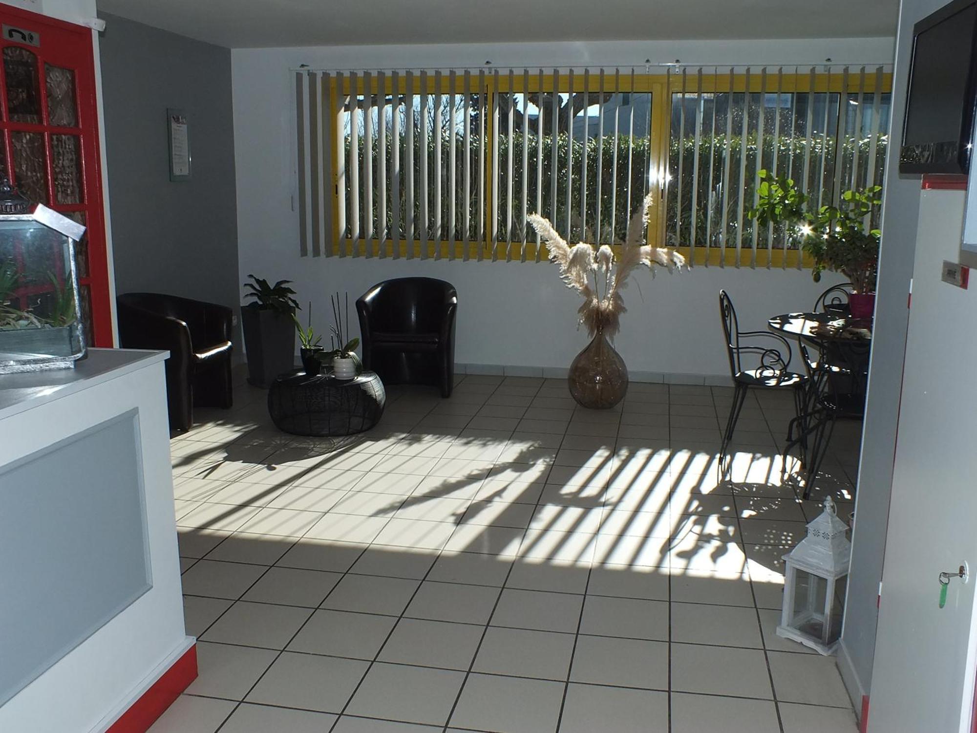 Logis Hotel Restaurant Le Clos Saint Loup Bram Esterno foto