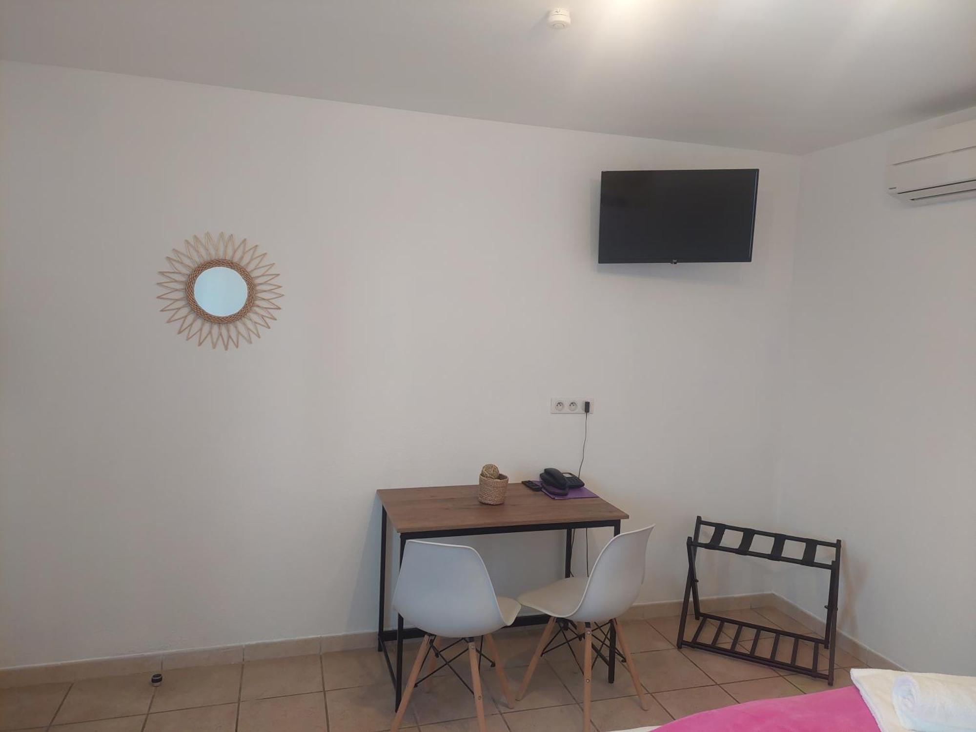 Logis Hotel Restaurant Le Clos Saint Loup Bram Esterno foto