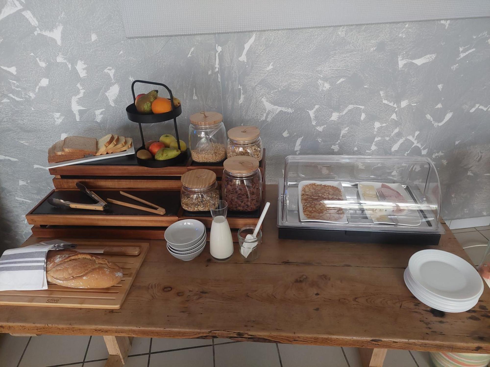 Logis Hotel Restaurant Le Clos Saint Loup Bram Esterno foto