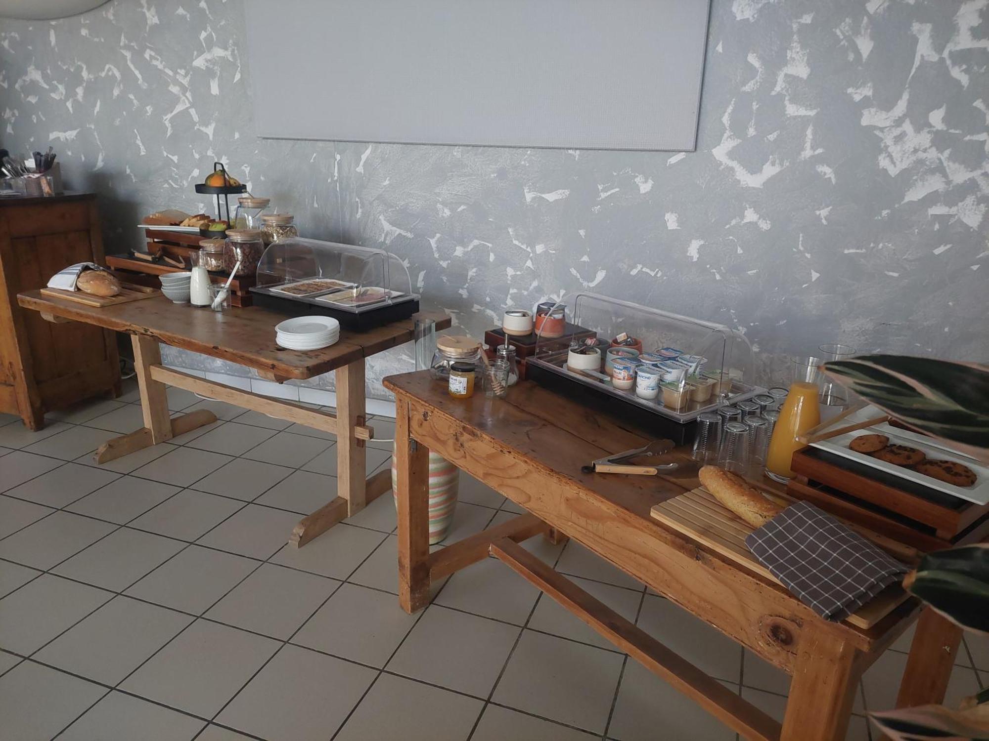Logis Hotel Restaurant Le Clos Saint Loup Bram Esterno foto