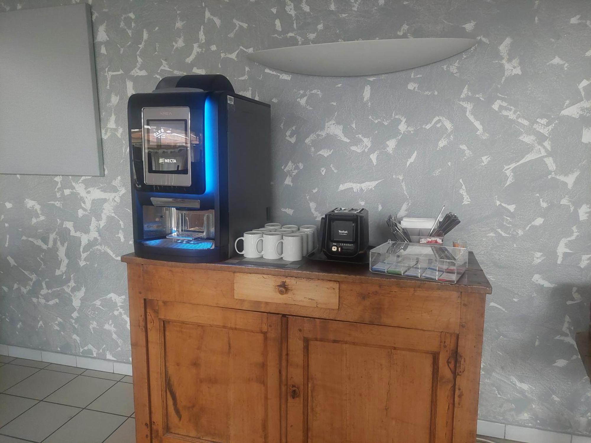 Logis Hotel Restaurant Le Clos Saint Loup Bram Esterno foto