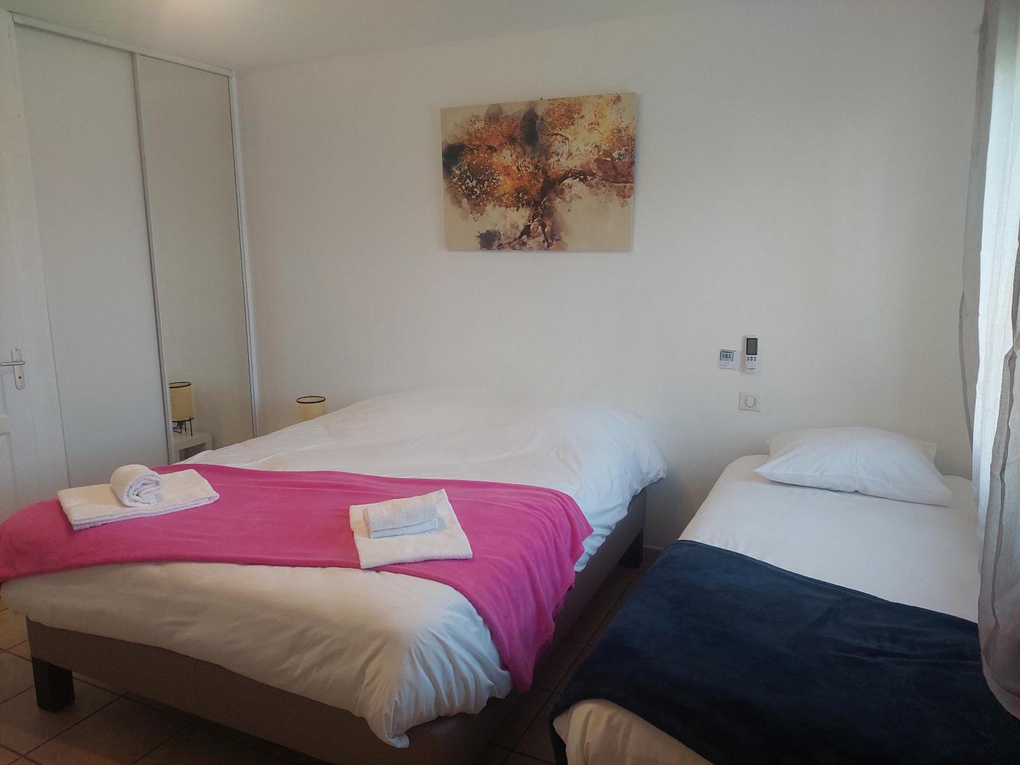 Logis Hotel Restaurant Le Clos Saint Loup Bram Esterno foto