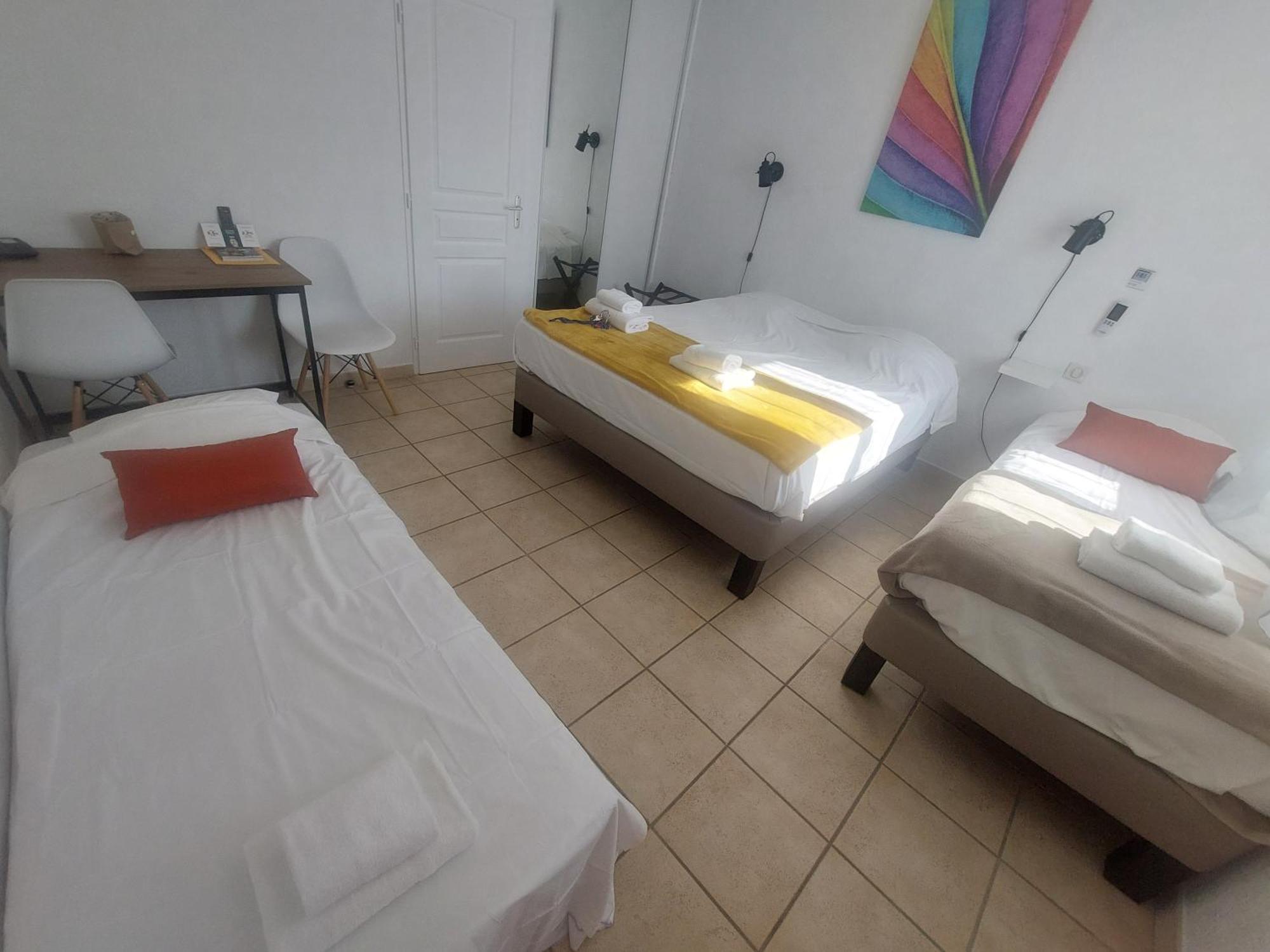 Logis Hotel Restaurant Le Clos Saint Loup Bram Esterno foto